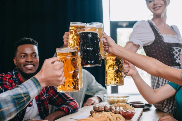 Amigos Multiculturais Alegres Batendo Canecas Cerveja Enquanto Comemorava Octoberfest Pub — Fotografia de Stock