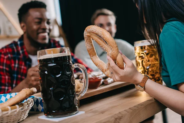 Vista Recortada Mujer Sosteniendo Pretzel Mientras Celebra Octoberfest Con Amigos — Foto de Stock