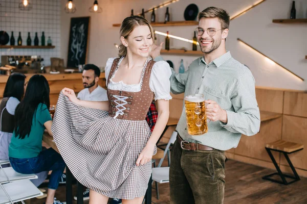 Homem Feliz Mulher Trajes Alemães Tradicionais Segurando Canecas Cerveja — Fotografia de Stock