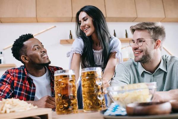 Cheerful Waitress Traditional German Costume Serving Beer Multicultural Friends Pub — Stock Photo, Image