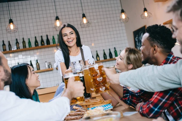 Krásná Servírka Tradiční Německé Maškarní Stojící Nedaleko Multikulturních Přátel Oslavujících — Stock fotografie