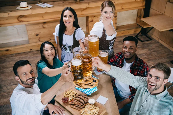 Camareras Atractivas Trajes Tradicionales Alemanes Tazas Tintineo Cerveza Con Amigos —  Fotos de Stock