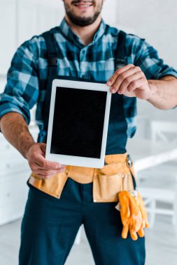 boş ekranlı dijital tablet tutan adamın kırpılmış görünümü 