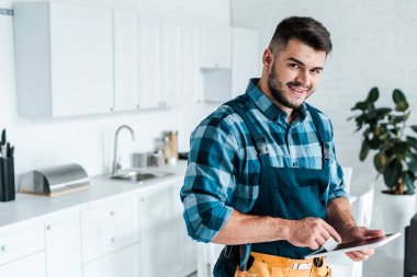 neşeli handyman dijital tablet parmak ile işaret 