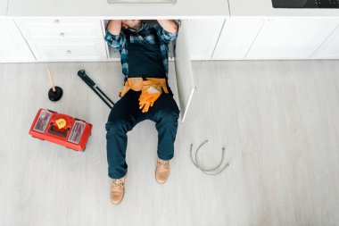 alet çantası nın yanında yerde yatan handyman üst görünümü 