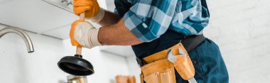 mutfakta piston tutan alet kemeri ile handyman panoramik çekim 