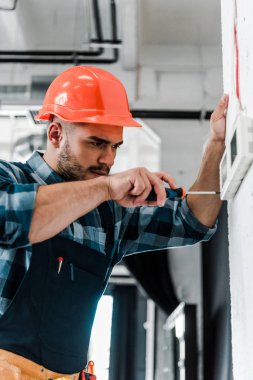 tornavida ile kontrol paneli tamir yakışıklı işçi seçici odak 