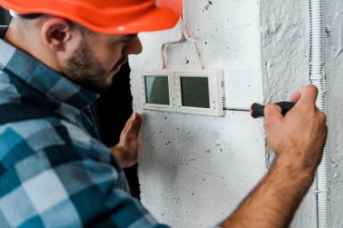 tornavida ile kontrol paneli tamir sakallı işçi seçici odak 