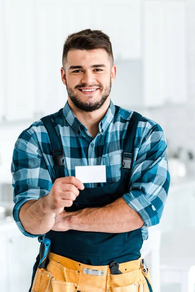 Hombre Alegre Sosteniendo Tarjeta Blanco Pie Casa — Foto de Stock