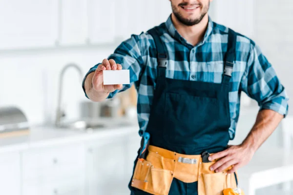 Vista Cortada Homem Alegre Segurando Cartão Branco Com Mão Quadril — Fotografia de Stock