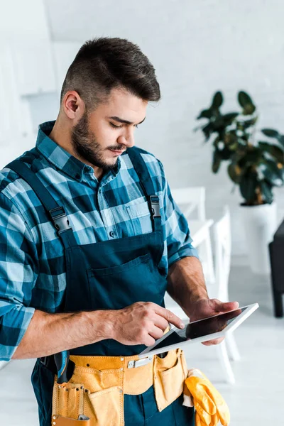 Bebaarde Klusjesman Wijzend Met Vinger Digitale Tablet — Stockfoto