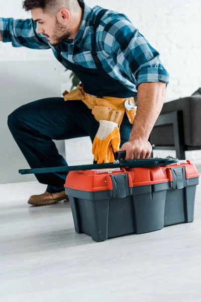 Barbudo Manitas Uniforme Sentado Sosteniendo Caja Herramientas — Foto de Stock