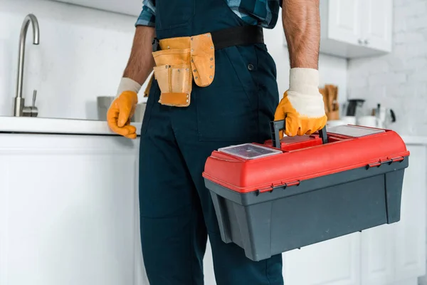 Vista Recortada Del Trabajador Pie Uniforme Caja Herramientas Retención — Foto de Stock