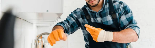 Πανοραμική Βολή Πολυτεχνίτης Λαστιχένια Γάντια Στέκεται Στην Κουζίνα — Φωτογραφία Αρχείου