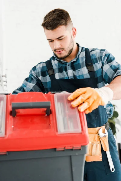 Schöner Handwerker Schaut Auf Werkzeugkiste Küche — Stockfoto