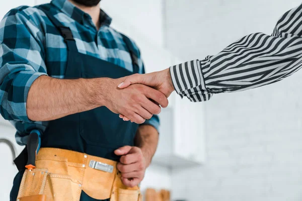 Cropped View Woman Shaking Hands Handyman — Stock Photo, Image