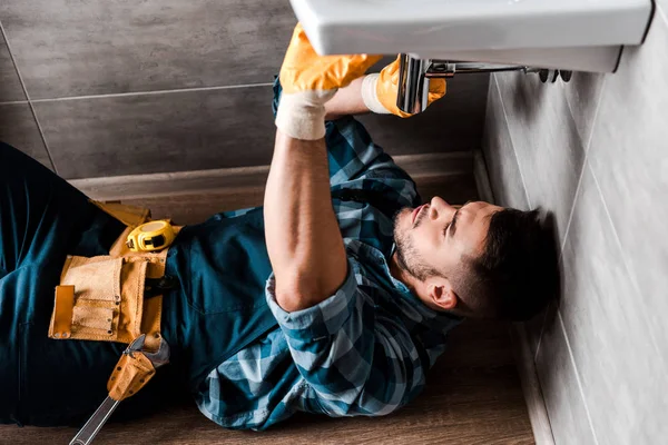 Foco Seletivo Reparador Que Fixa Danos Causados Pela Água Banheiro — Fotografia de Stock