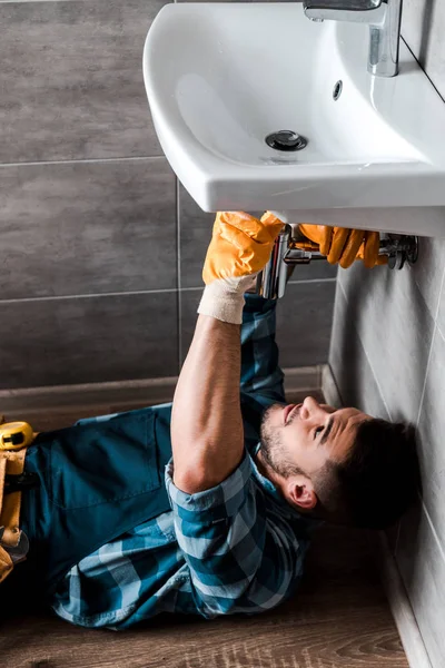 Selective Focus Handyman Fixing Water Damage Bathroom — Stock Photo, Image