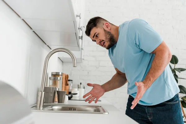 Selective Focus Upset Man Gesturing While Looking Sink Modern Kitchen — Stock Photo, Image