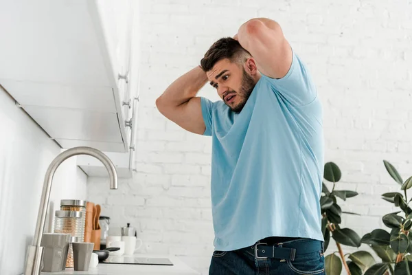Hombre Estresado Tocando Cabeza Mientras Mira Fregadero Cocina Moderna —  Fotos de Stock
