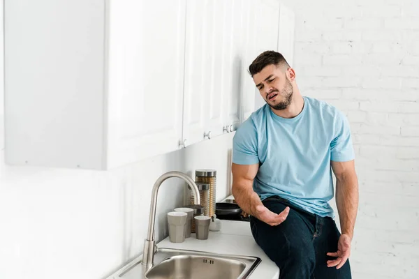 Selective Focus Upset Man Looking Faucet Sink Kitchen — Stock Photo, Image