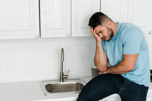Frustrated Man Touching Face While Looking Faucet Kitchen — Stock Photo, Image