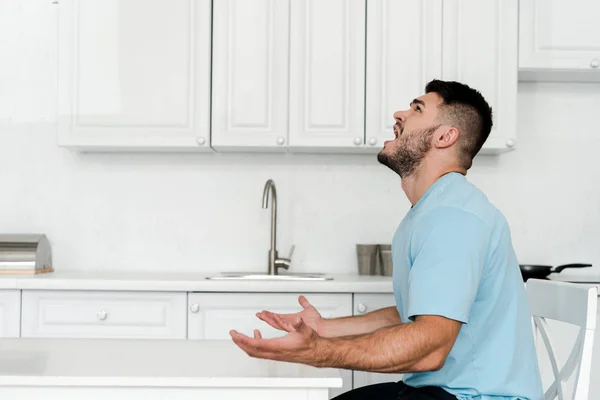 Side View Upset Man Screaming While Sitting Table Kitchen — Stock Photo, Image