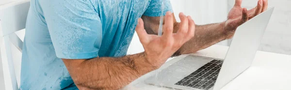 Tiro Panorâmico Homem Emocional Gesticulando Perto Laptop Cozinha — Fotografia de Stock