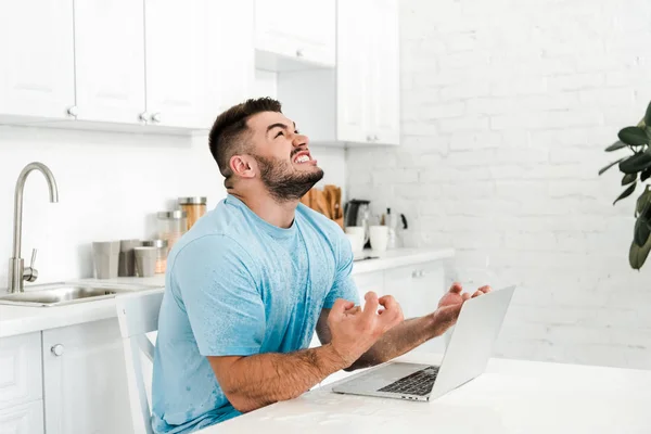 Homem Emocional Gesticulando Enquanto Olha Para Cima Perto Laptop Cozinha — Fotografia de Stock