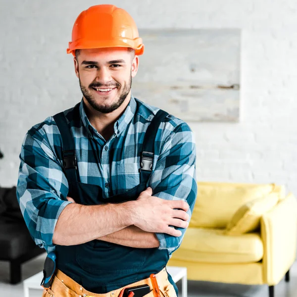 Cheerful Handyman Looking Camera While Standing Crossed Arms — Stock Photo, Image