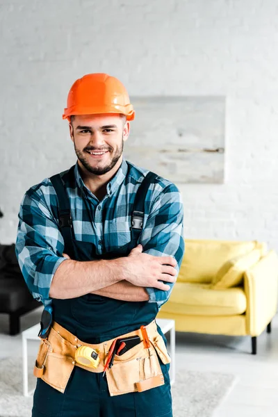 Trabajador Feliz Casco Seguridad Mirando Cámara Mientras Está Pie Con —  Fotos de Stock