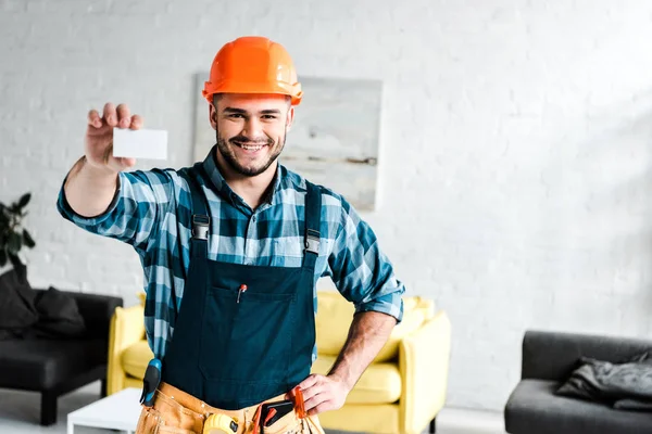 Cheerful Worker Holding Blank Card Standing Hand Hip — Stock Photo, Image
