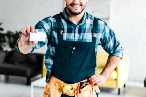 Vista Recortada Trabajador Alegre Sosteniendo Tarjeta Blanco Pie Con Mano — Foto de Stock