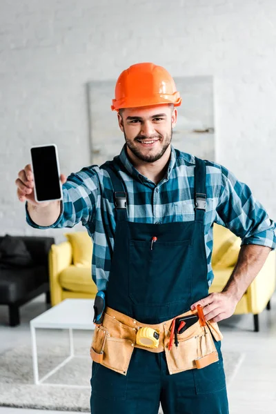 Trabalhador Alegre Segurando Smartphone Com Tela Branco Com Mão Quadril — Fotografia de Stock