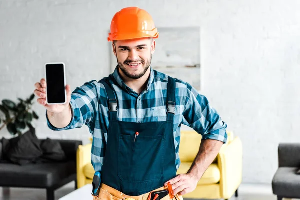 Trabajador Feliz Sosteniendo Teléfono Inteligente Con Pantalla Blanco Pie Con — Foto de Stock