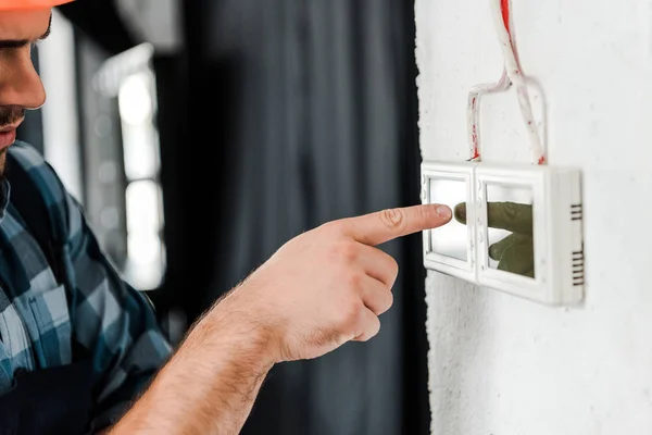 Vista Cortada Trabalhador Apontando Com Dedo Painel Controle — Fotografia de Stock