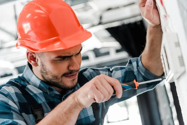 Selektiver Fokus Des Arbeiters Reparatur Bedienfeld Mit Schraubendreher — Stockfoto