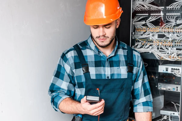 Técnico Bonito Segurando Medidor Digital Perto Fios Cabos — Fotografia de Stock