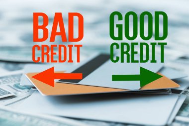 kötü kredi yakın kredi kartları ile kazık seçici odak, dolar banknotlar üzerinde iyi kredi yazı 