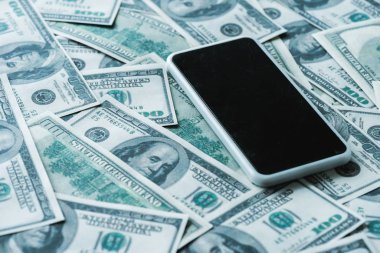 dolar banknotlar üzerinde boş ekran ile modern akıllı telefon seçici odak 