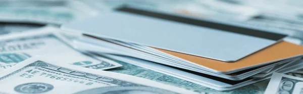 Dolar Banknotlar Üzerinde Kredi Kartlarının Panoramik Çekim — Stok fotoğraf
