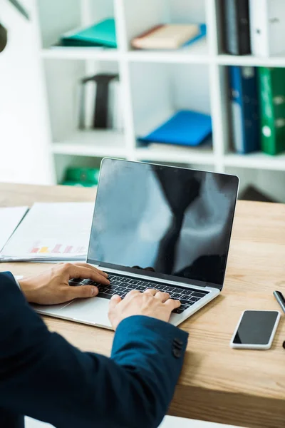 Messa Fuoco Selettiva Uomo Digitando Sul Computer Portatile Vicino Smartphone — Foto Stock