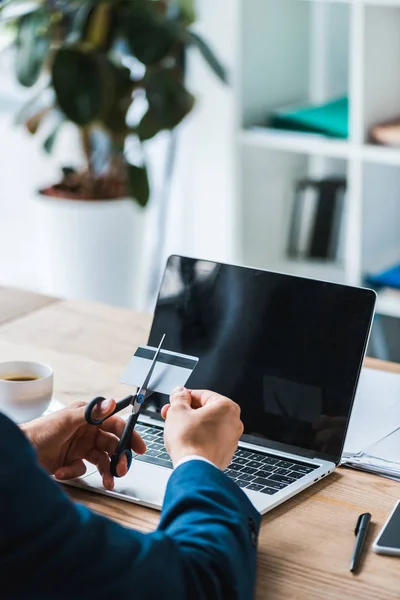 Vista Recortada Del Hombre Sosteniendo Tijeras Cerca Tarjeta Crédito Gadgets — Foto de Stock