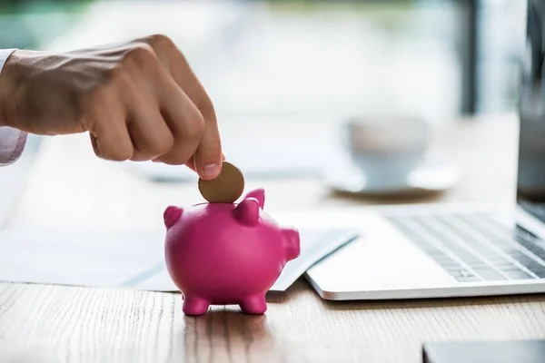 Beskuren Syn Affärsman Sätta Mynt Pink Piggy Bank Nära Laptop — Stockfoto
