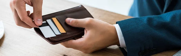 Tiro Panorâmico Empresário Tocando Cartão Crédito Enquanto Segurando Carteira Preta — Fotografia de Stock