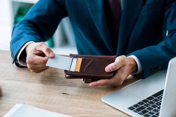 Vue Recadrée Homme Prenant Carte Crédit Tout Tenant Portefeuille Noir — Photo