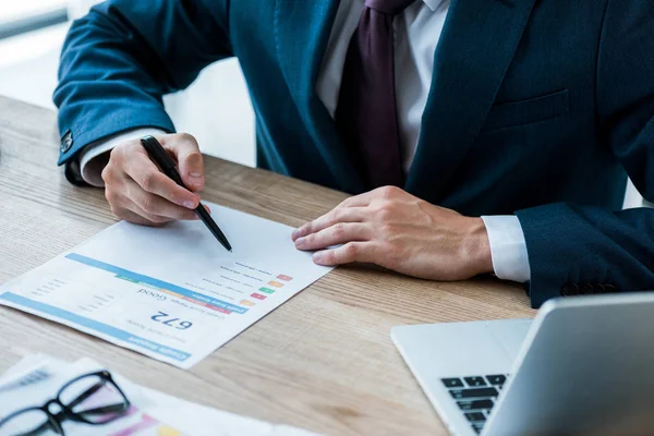 Ausgeschnittene Ansicht Eines Mannes Mit Stift Neben Papier Mit Schriftzug — Stockfoto