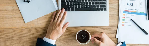 Panoramaaufnahme Von Geschäftsmann Der Tasse Der Nähe Von Laptop Und — Stockfoto