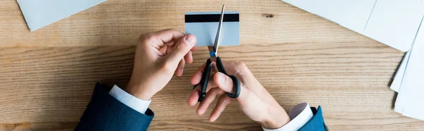 Панорамний Знімок Людини Ріже Кредитну Картку Ножицями — стокове фото
