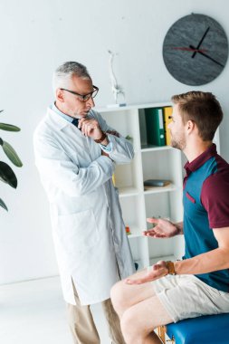 gözlüklü dalgın doktor silkme hareketi gösteren adam bakarak 